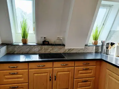 Helle Küche mit Ceran Kochfeld