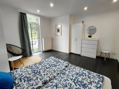 Schlafzimmer mit Doppelbett, eigenem Bad und Balkon