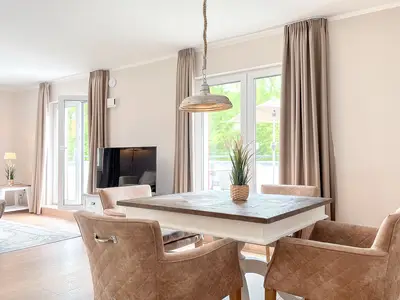 Blick vom Essbereich in den Wohnbereich