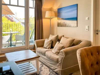 Wohnzimmer mit Blick zum Fenster