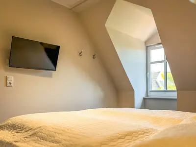 Schlafzimmer mit Blick zum Fenster