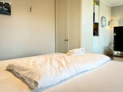 Schlafzimmer mit Kleiderschrank