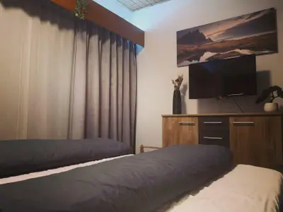Gemütlicher Schlafbereich mit Doppelbett, Flachbild-TV und WLAN – perfekt zum Entspannen.