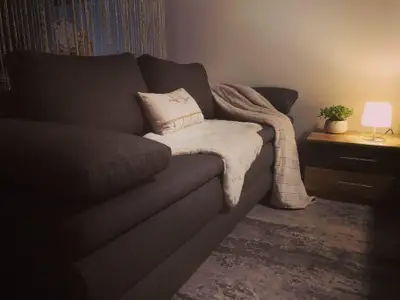 Kuscheliges Sofa mit Blick auf den Flachbild-TV – kann auch als Schlafsofa für zwei genutzt werden.