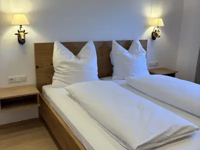 Schlafzimmer mit Doppelbett