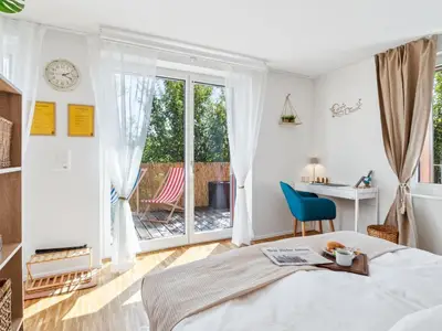 Schlafzimmer mit Blick auf Business Bereich und Terrasse