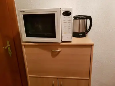 Küche mit Mikrowelle und Wasserkocher
