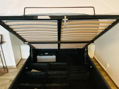 unter dem bett gibt es viel Stauraum