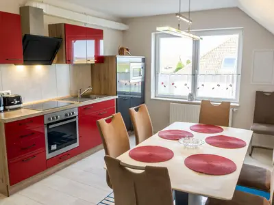 Küche mit Esstisch