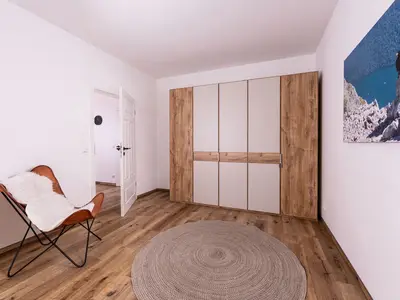 Schlafzimmer mit Doppelbett und Kleiderschrank Fewo Schwaiger
