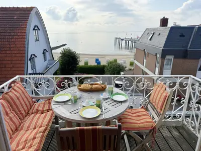 Balkon mit Blick zum Meer