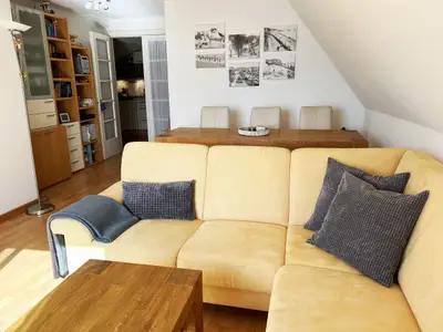 Wohnzimmer mit Sofa