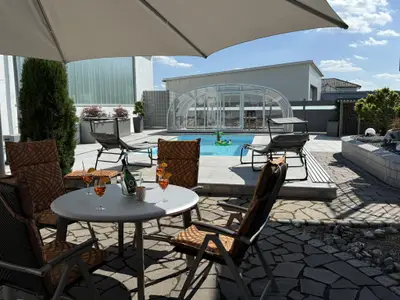 Gartensitzecke mit Schwimmbad