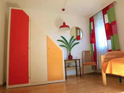 4_1Einzelzimmer Schrank Sitzecke