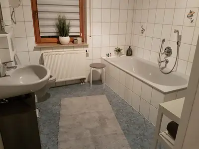 Bad mit Badewanne & Dusche
