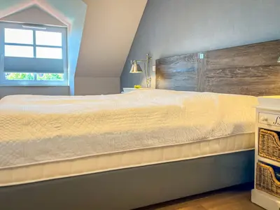 Schlafzimmer mit Doppelbett