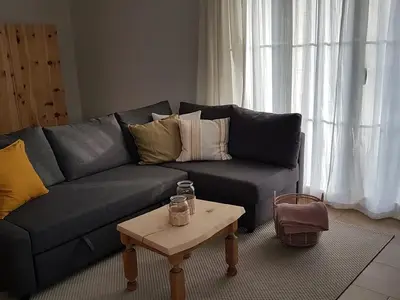 Sofa wäre ausziehbar für 2 Personen. 