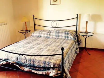 Schlafzimmer mit Doppelbett und Einzelbett