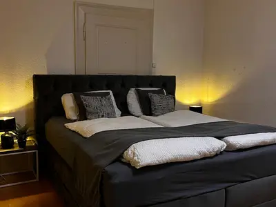 Gemütliches Schlafzimmer mit Boxspringbett – für erholsame Nächte.