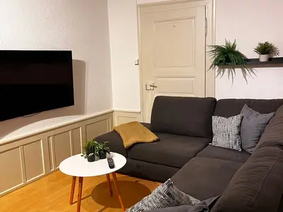 Gemütlicher Wohnbereich mit Smart-TV und stilvoller Beleuchtung.