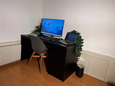 Moderner Arbeitsplatz mit stabilem WLAN, ideal fürs Homeoffice.