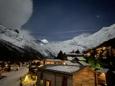 Balkonblick bei Vollmond Allalinhorn