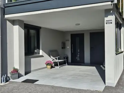 Überdachter Eingang + Carport