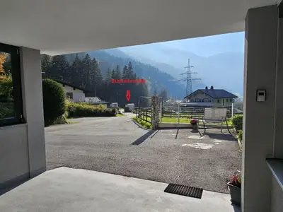 Sicht vom Carport auf die Bushaltestelle