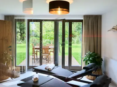 Ruheraum mit Gartenblick