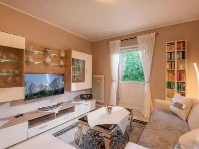 Gemütlicher Wohnraum mit Zugang zur Terrasse