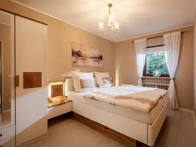 Schlafzimmer mit Doppelbett