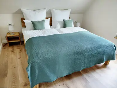 Schlafzimmer mit Doppelbett