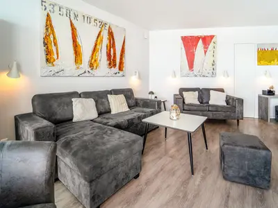 Wohnzimmer mit Sofa und Sessel