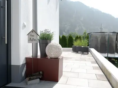 Links: Haustüre, Vorne: Zugang Terrasse