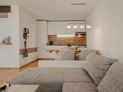 Wohnzimmer mit Blick in die Küche