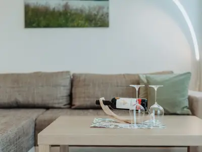 Gemütliches Sofa mit Couch-Tisch