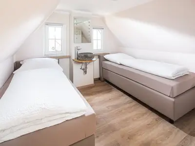 2. Schlafzimmer im Dachgeschoss mit eigenem WC