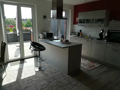 Die moderne Küche mit Blick auf den Balkon