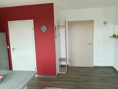 Vom Wohnraum geht es zum Flur und Schlafzimmer