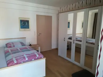 Das Schlafzimmer mit Doppelbett und großem Kleiderschrank