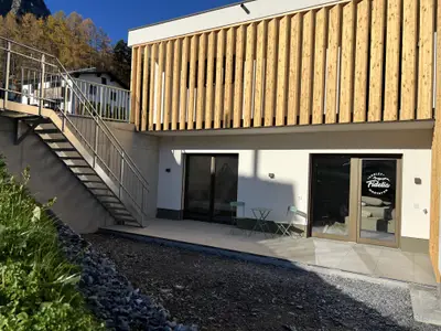 Apartment aussen mit Terrasse