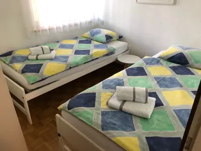 Schlafzimmer mit 2 Einzelbetten (können zu Dopplebett vereint werden)