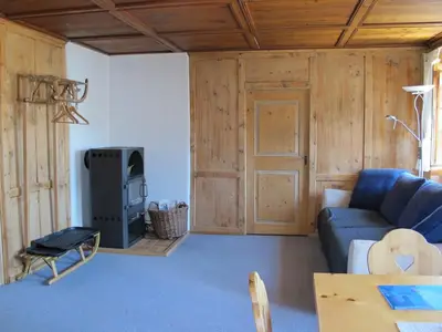 Wohzimmer mit heimeligem Ofen