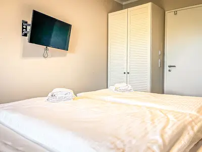 1. Schlafzimmer mit Kleiderschrank