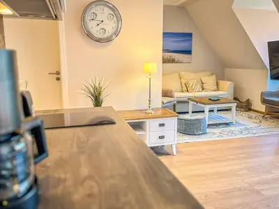 Küchenzeile mit Blick zum Wohnbereich