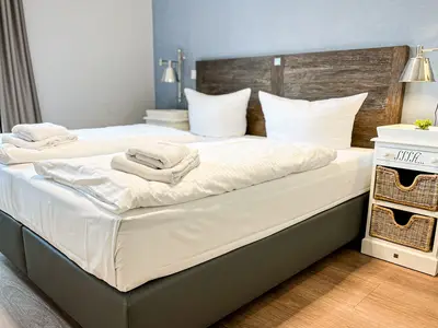 Schlafzimmer mit Doppelbett