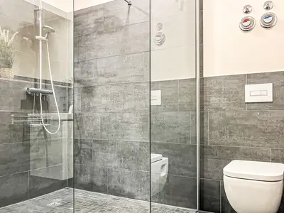 Badezimmer mit Dusche