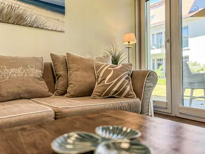 Wohnzimmer mit Blick zum Fenster