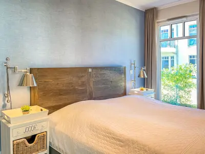 Schlafzimmer mit Doppelbett