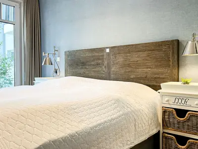 Schlafzimmer mit Doppelbett